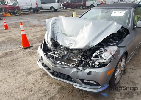 2011 Mercedes-Benz E 550 z USA, uszkodzony, nr VIN WDDKK7CF5BF106445